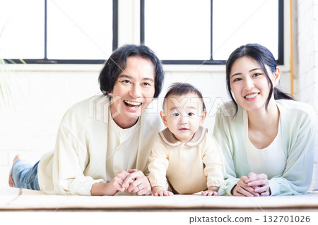 一個微笑的年輕家庭 132701026