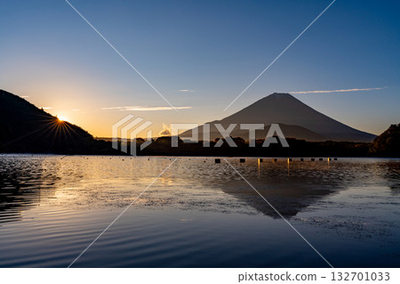 [Yamanashi Prefecture] Sunrise over Lake Shoji and Mount Fuji 132701033