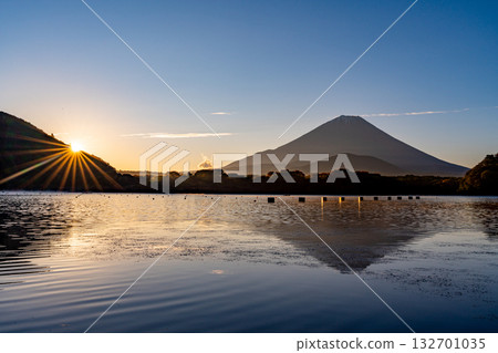 [Yamanashi Prefecture] Sunrise over Lake Shoji and Mount Fuji 132701035