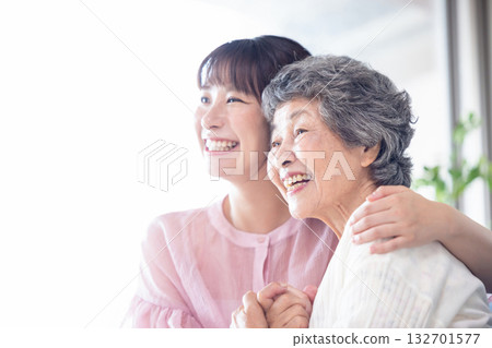 一位和藹可親的祖母和孫子 132701577