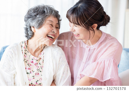 一位和藹可親的祖母和孫子 132701578