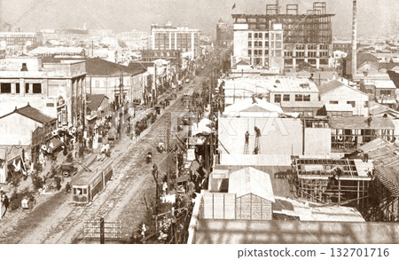 Old photo: 1923, Tokyo, Ginza Street (Chuo Street) immediately after the Great Kanto Earthquake, panorama of the area around Ginza 4-chome 132701716