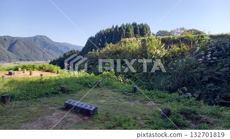 托里戈城堡：柱洞式建築與土方工程遺跡 132701819