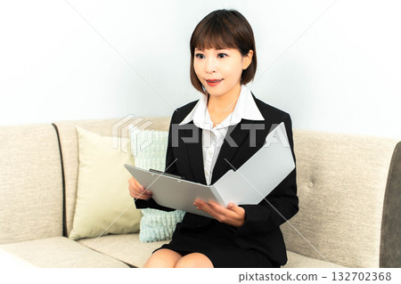 Secretary reporting in the reception room 132702368