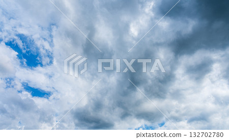許多白雲在蔚藍的夏日天空中飄蕩 許多白雲在蔚藍的夏日天空中飄蕩 132702780