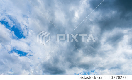許多白雲在蔚藍的夏日天空中飄蕩 許多白雲在蔚藍的夏日天空中飄蕩 132702781