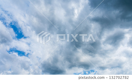 許多白雲在蔚藍的夏日天空中飄蕩 許多白雲在蔚藍的夏日天空中飄蕩 132702782