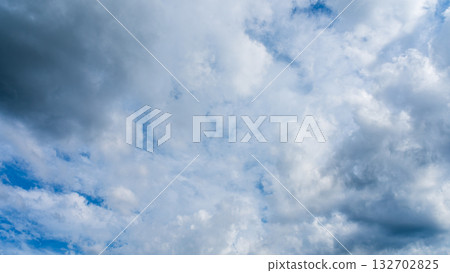 許多白雲在蔚藍的夏日天空中飄蕩 許多白雲在蔚藍的夏日天空中飄蕩 132702825