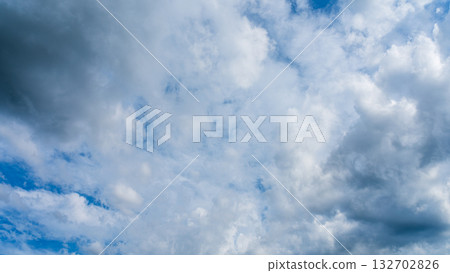 許多白雲在蔚藍的夏日天空中飄蕩 許多白雲在蔚藍的夏日天空中飄蕩 132702826