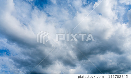 許多白雲在蔚藍的夏日天空中飄蕩 132702845