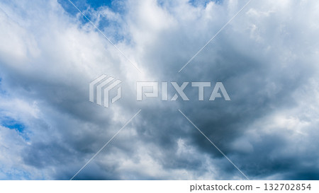 許多白雲在蔚藍的夏日天空中飄蕩 許多白雲在蔚藍的夏日天空中飄蕩 132702854