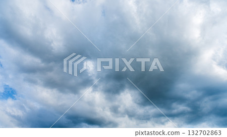 許多白雲在蔚藍的夏日天空中飄蕩 許多白雲在蔚藍的夏日天空中飄蕩 132702863