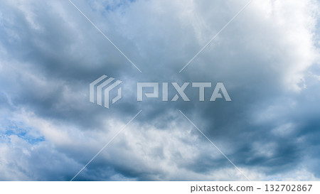 許多白雲在蔚藍的夏日天空中飄蕩 許多白雲在蔚藍的夏日天空中飄蕩 132702867