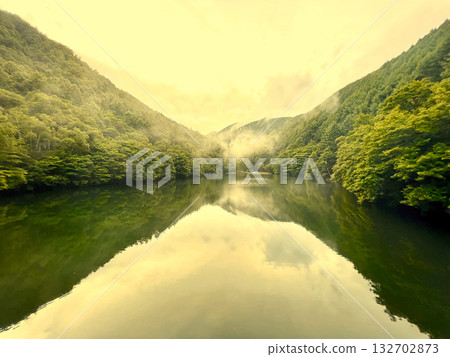 棕褐色湖畔景色 棕褐色湖畔景色 132702873
