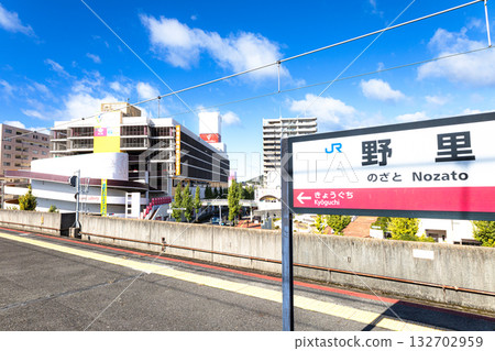 姬路市坂丹線能見度月台，藍天白雲，景色宜人。 132702959