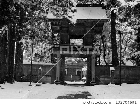 Snow-covered temple gate 132704691