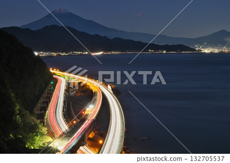 從薩塔山口看到的夜景是美麗的燈光軌跡。 132705537