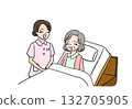 一幅插圖，描繪了一位老婦人在病床上與護士交談。 132705905