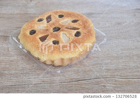 castella cake topping raisin and fruit sweet food on plastic tray 132706528