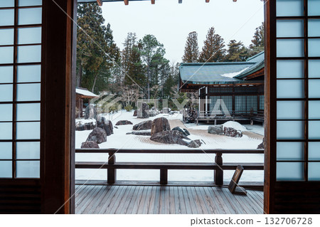 高野山:冬季金剛峰寺的磐龍庭園 高野山:冬季金剛峰寺的磐龍庭園 132706728