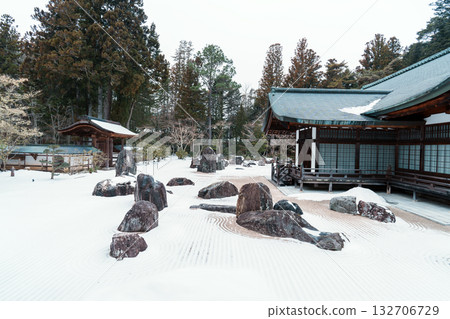 高野山:冬季金剛峰寺的磐龍庭園 高野山:冬季金剛峰寺的磐龍庭園 132706729