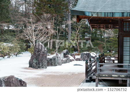 Mount Koya: Kongobu-ji Temple's Banryu Garden in winter 132706732