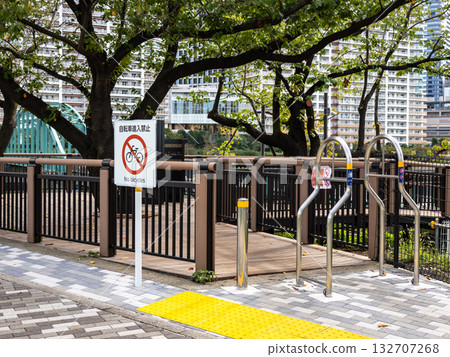 Sign prohibiting bicycles from entering the promenade Sign prohibiting bicycles from entering the promenade 132707268