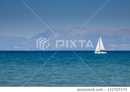 Sea, sailboat and mountains, Corfu (Korfu), Grece 132707374