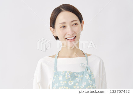 穿著圍裙的女子，白色背景，肖像 132707432