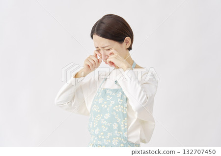 白色背景上的哭泣女子，穿著圍裙 132707450