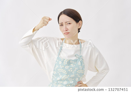 白色背景上的憤怒女子，穿著圍裙 132707451