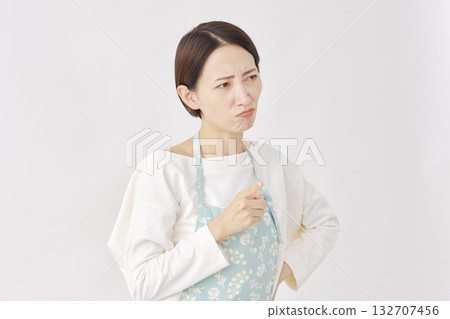 一位身穿圍裙的女子在白色背景下斥責某人 132707456