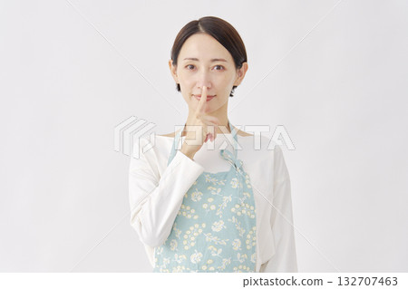 身穿圍裙的女子，神秘手勢，白色背景 132707463
