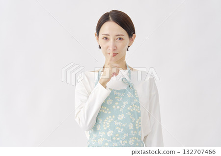 身穿圍裙的女子，神秘手勢，白色背景 132707466
