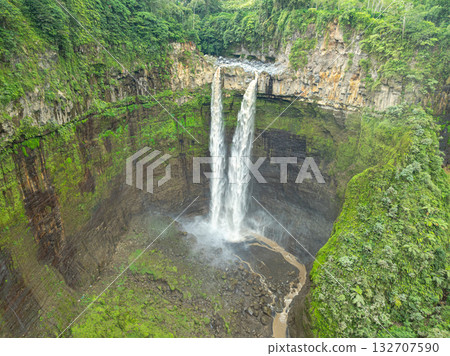 Aerial view The twin waterfalls flowing down large cliffs are unusually beautiful. 132707590