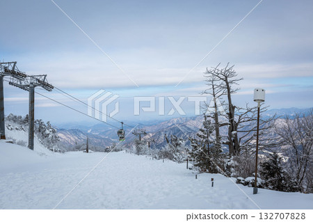 Cable car atop the snow-capped Deogyusan mountains at deogyusan national park near Muju, South Korea. 132707828