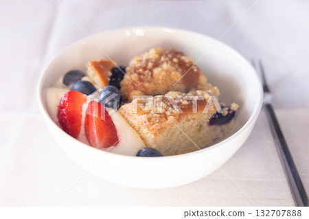 Delicious international flight in-flight dessert cake and fruit Delicious international flight in-flight dessert cake and fruit 132707888