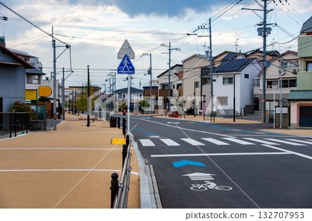 寢屋川市縣道18號上的一個沒有交通號誌的行人穿越道 132707953