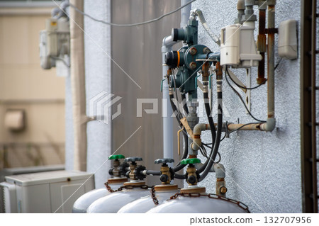 丙烷氣罐及進氣口進入建築物 132707956