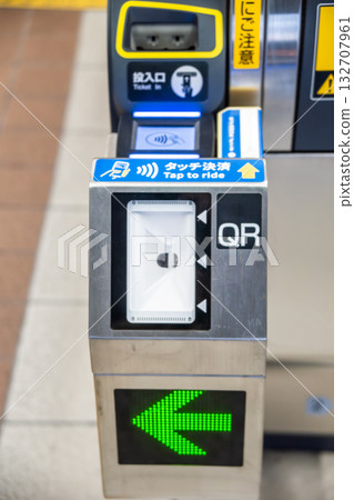 車站配備相容二維碼的自動檢票閘機 車站配備相容二維碼的自動檢票閘機 132707961