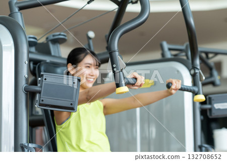 一位年輕女子正在健身房運動。照片由 Renaissance Makuhari 24 運動俱樂部及桑拿水療中心提供。 一位年輕女子正在健身房運動。照片由 Renaissance Makuhari 24 運動俱樂部及桑拿水療中心提供。 132708652