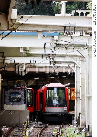 箱根登山鐵道停靠箱根湯本月台。 132708915