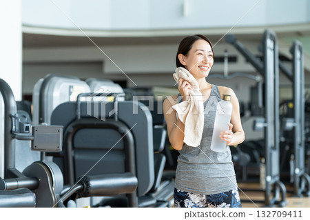 一位中年女性正在健身房鍛鍊。照片由幕張萬麗24運動俱樂部及三溫暖水療中心提供。 132709411