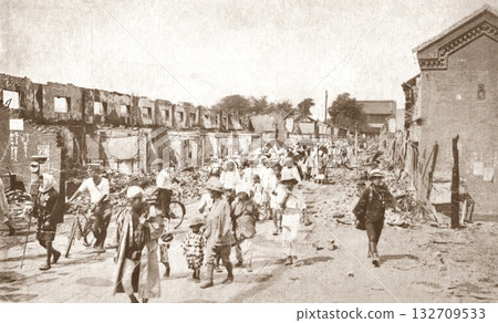 老照片，1944-1945年，東京淺草仲見世街在空襲中被燒毀 132709533