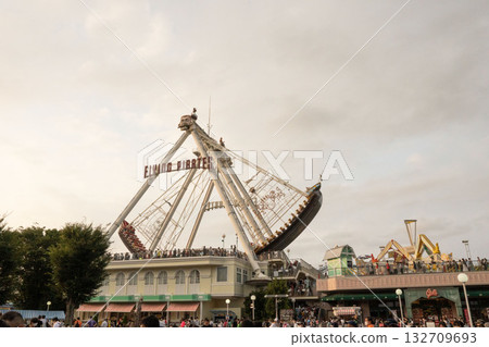 Showa-era amusement park attractions 132709693