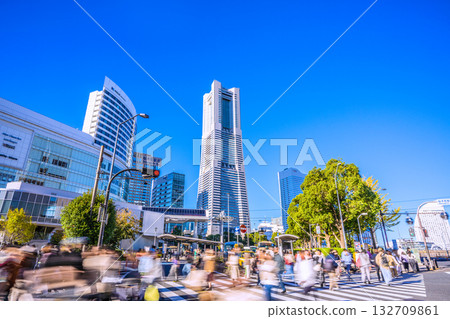 日本橫濱城市景觀，包括揚帆遠航的日本丸號、櫻木町站和橫濱航空客艙（11月3日） 132709861