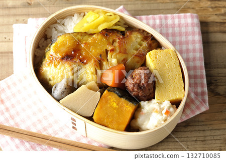 Grilled fish lunch 132710085