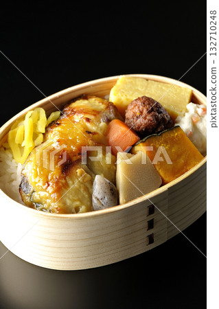 烤魚便當,黑色背景拍攝 烤魚便當,黑色背景拍攝 132710248