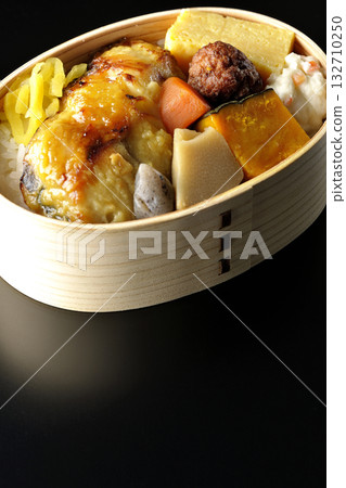 烤魚便當，黑色背景拍攝 132710250