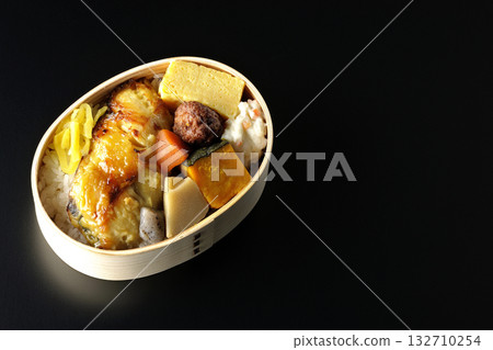 烤魚便當,黑色背景拍攝 烤魚便當,黑色背景拍攝 132710254